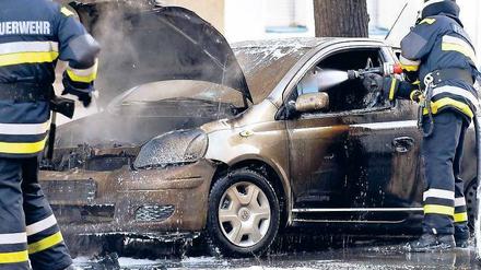 Mit sinkender Tendenz. Die meisten Autos wurden im Jahr 2009 angesteckt. Doch auch noch im vergangenen Jahr brannten viele Wagen – wie hier in Halensee – aus. 