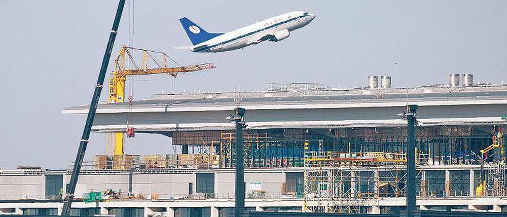 An der Baustelle des neuen Flughafens BER wird bereits der Dauerbetrieb geprobt - um Fehler bis zum Start zu beseitigen.