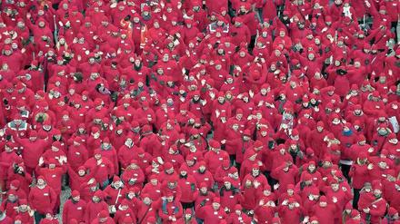 Massenbewegung. Das Rote Kreuz ist als Logo des größten deutschen Wohlfahrtsverbandes DRK und der größten humanitären Organisation der Welt bekannt. 1800 Freiwillige formten zum Auftakt der Feierlichkeiten zum 150-jährigen Bestehen der Rotkreuzbewegung vor dem Brandenburger Tor das Symbol. In Berlin hat das DRK etwa 70 000 Fördermitglieder. Foto: AFP