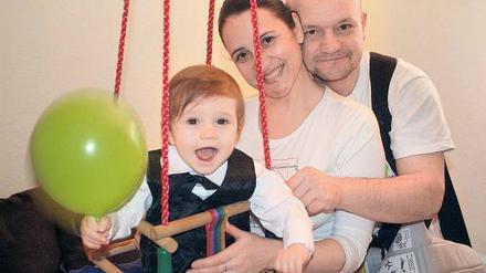 Schicker Geburtstag. Daniel feiert mit Weste und Fliege – und seinen Eltern Elena Bödecker und Boris Nehorosev.