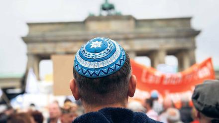 Hingucken. Zuletzt wurde auch bei der Demo „Steh auf! Nie wieder Judenhass!“ gegen Antisemitismus demonstriert. 