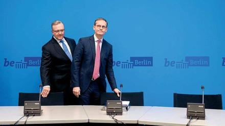 Seit’ an Seit’. Der Regierende Bürgermeister Michael Müller (SPD, rechts) und Innensenator Frank Henkel (CDU) tragen gemeinsam die Ergebnisse der Senatsklausur vor.