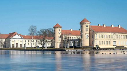 Alles nur geklaut. 1991 hatten die Hohenzollern allein in Brandenburg Ansprüche für 64 Immobilien angemeldet, darunter auch das Schloss Rheinsberg.
