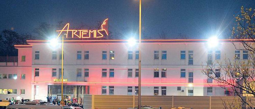Artemis durch die Nacht: Bei den Durchsuchungen wurden Vermögenswerte von 6,4 Millionen Euro beschlagnahmt. Der Schaden für die Sozialkassen durch Scheinselbstständigkeit im Bordell soll mindestens 17,5 Millionen Euro betragen. 