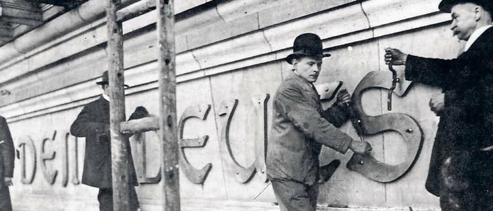 Zwischen dem 20. und 24. Dezember 1916 schraubten Arbeiter die 17 Buchstaben der umstrittenen Inschrift über dem Hauptportal des Reichstagsgebäudes an.