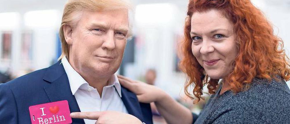 Neuberliner. US-Präsident Donald Trump ist jetzt bei Madame Tussauds zu sehen, im Bild mit Nina Zerbe vom Wachsfigurenkabinett. 