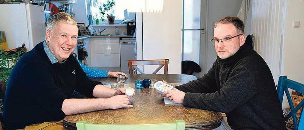 Auf Hausbesuch. Der ehrenamtliche Energieberater Julian Affeldt (rechts) hat den Haushalt von Alexander Obst nach Klimaschädlingen durchsucht. 