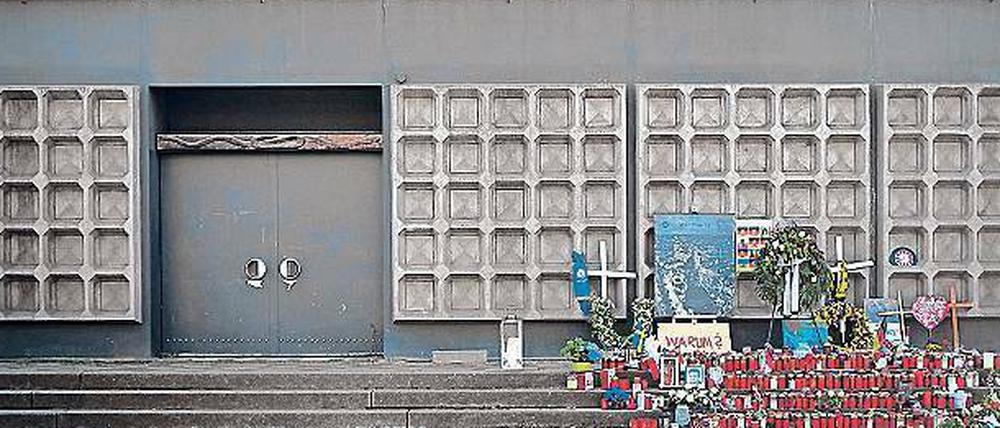 Tatort. Mit Blumen und Kerzen gedachten Berliner der Opfer des Anschlags am Breitscheidplatz. 