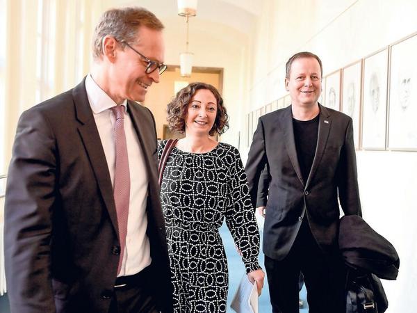 Das Spitzentrio der Koalition, der Regierende Müller (SPD), Wirtschaftssenatorin Pop (Grüne) und Kultusenator Lederer (Linke), ist Eindämmungskommando geworden.