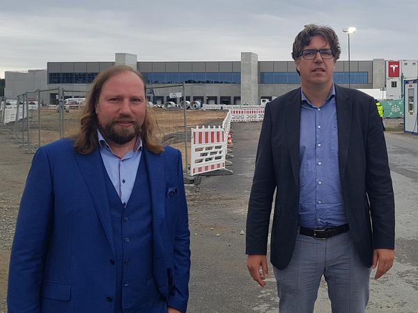 Anton Hofreiter (l.) und Michael Kellner (r.) vor der Tesla-Baustelle in Grünheide 