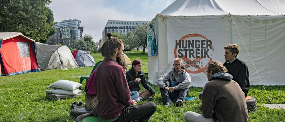 Die Umweltaktivisten befinden sich nach eigener Aussage seit Montag im Hungerstreik. 