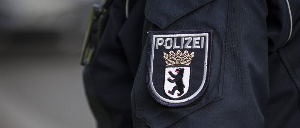  Emblem der Berliner Polizei auf der Jacke eines Polizeibeamten im Rahmen einer Verkehrskontrolle in Berlin