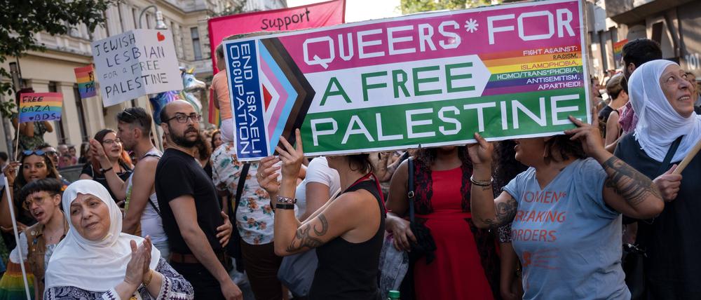 Die Geschäftsführerin des Trägervereins lief beim „Radical Queer March“ 2019 im Block der Israel-Boykott-Kampagne BDS mit.
