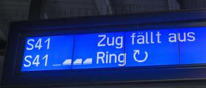 Eine Anzeige informiert über eine ausfallende Ringbahn. (Symbolbild) 