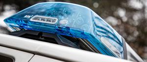 Blaulicht eines Polizeiwagens in Nahaufnahme bei Tag.