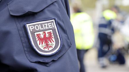 Auf einem Rasthof an der A24 in Fehrbellin (Landkreis Ostprignitz-Ruppin) hat die Polizei ein Baby aus einem Auto befreit. 