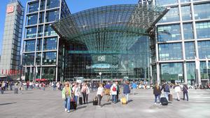Der Berliner Hauptbahnhof von außen (Archivbild).