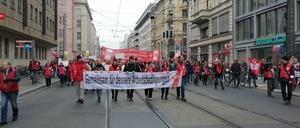 Auf zum Streik: Die Berliner GEW-Vorstandsvorsitzenden Doreen Siebernik (3. v.r.) und Tom Erdmann (r.) führen am Dienstag den Streik an. 