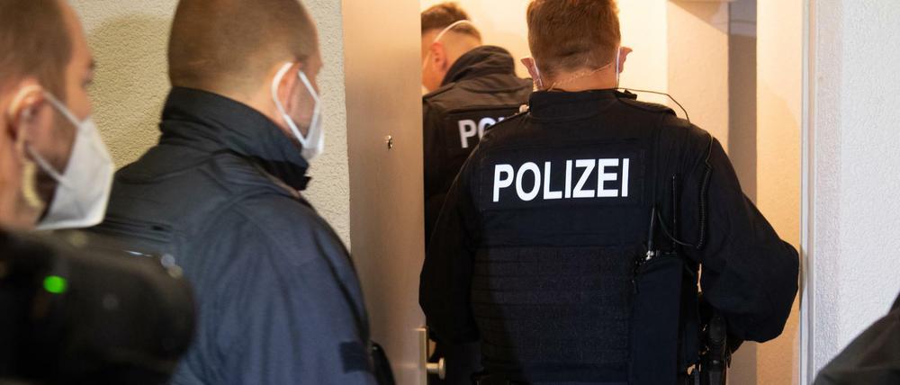 In Berlin wurde bei einer Polizeiaktion gegen Schleuser eine Frau festgenommen.