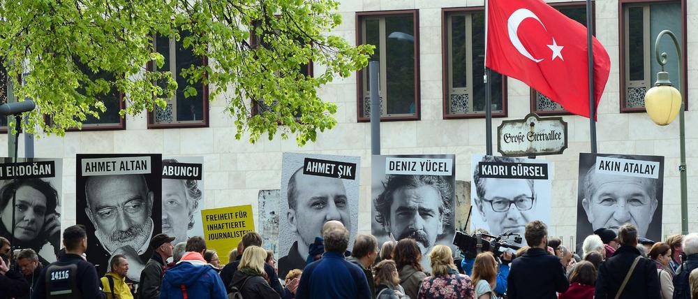 Demonstranten protestieren vor der türkischen Botschaft für Presse- und Meinungsfreiheit.
