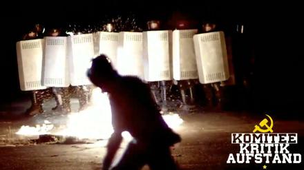 Brandsatz gegen die Polizei: Ein Auszug aus dem Video, das gerade verbreitet wird.