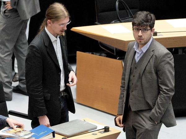 Christopher Lauer (rechts, neben Martin Delius) fiel im Abgeordnetenhaus unter anderem dadurch auf, dass er Innensenator Frank Henkel rhetorisch vor sich hertrieb.