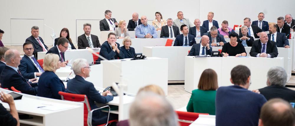 Die Abgeordneten aller gewählten Parteien sitzen während der konstituierenden Sitzung des Landtages Brandenburg. 