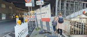 Stolpern durch Lücken. Mittlerweile hat die Bahn den Zugang am Reichstagufer wieder versperrt.