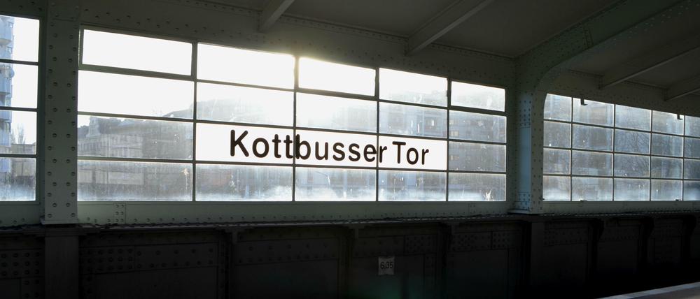 Nächster Halt Kottbusser Tor! In der Mitte des Kotti kreuzen sich zwei U-Bahnlinien: Die U1, die überirdisch zwischen Westen nach Osten hin und her fährt und die U8, die von Süden nach Norden fährt - und umgekehrt. 