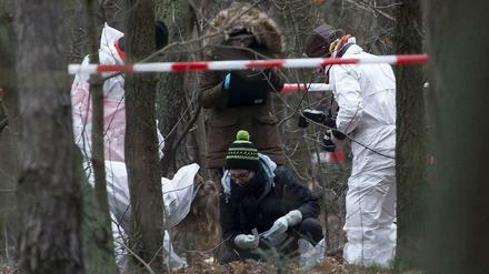 Ermittler der Spurensicherung untersuchten am Freitag den Fundort der Frauenleiche in der Köllnischen Heide in Adlershof.