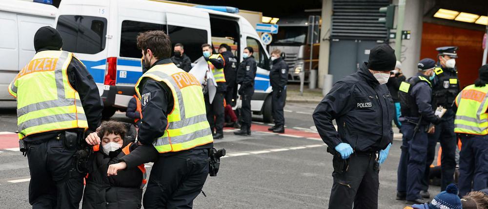 Beamte der Berliner Polizei tragen Aktivisten der Gruppe "Aufstand der letzten Generation" von einer Autobahnauffahrt. 