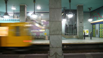 "Einsteigen, bitte!" Ab geht's in den Tunnel. In den Berliner U-Bahnhöfen spiegeln sich mehr als 100 Jahre Baugeschichte. Zeit für eine Fahrt durch die Jahrzehnte!
