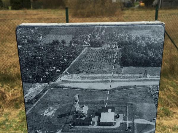 Ein altes Foto erinnert am Mauerweg zwischen Rudow und Altglienicke an den alliierten Spionagetunnel von 1955.