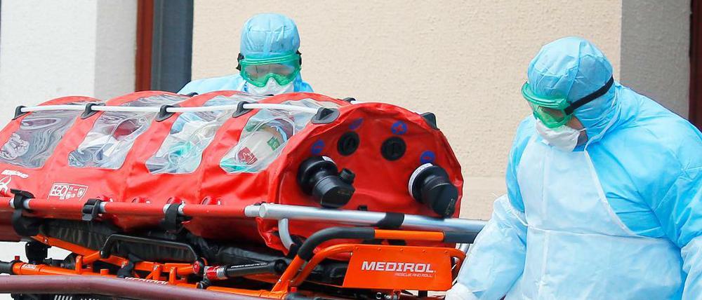 Medizinisches Personal in Weißrussland beim Transport einer Patientin mit dem Coronavirus. 