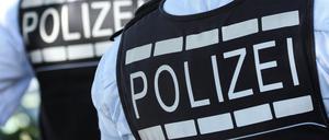 Die Polizei in Baden-Württemberg erhofft sich Hinweise auf die Hundebesitzer.
