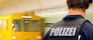 Eine ältere Frau ist in der Berliner U-Bahn geschlagen worden, weil sie auf die Maskenpflicht hinwies. (Symbolbild)