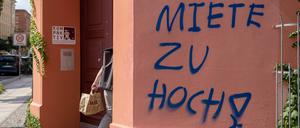 MIETE ZU HOCH - Schriftzug an einem Wohnhaus in der Pappelallee im Berliner Ortsteil Prenzlauer Berg. 