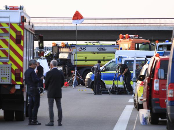 Bei einer Fahrzeugkontrolle durch die Polizei ist am Mittwoch auf dem Berliner Ring ein Mann durch Schüsse von Beamten tödlich verletzt worden.