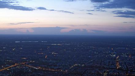 Eine Luftaufnahme des nächtlichen Himmels über Berlin.