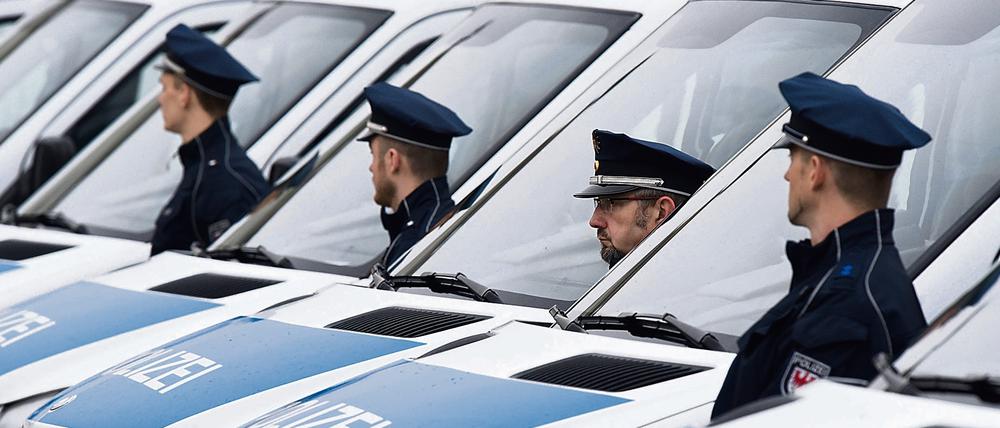 Polizisten sind am 25.01.2016 im Lustgarten in Potsdam (Brandenburg)