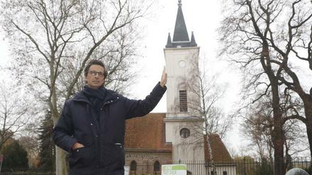 Der Verleger Thomas Jonglez an seiner Entdeckung, der "schiefen Kirche von Stralau".