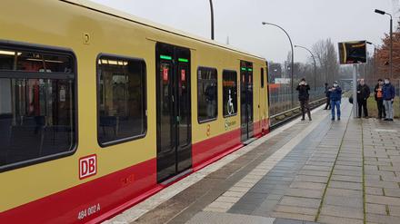 Fans fotografieren am ersten Betriebstag einen neuen Zug in Spindlersfeld.