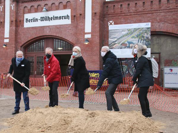Schippen für die Heidekrautbahn: NEB-Chef Bröcker, Bahnchef Kaczmarek, Senatorin Günther, Minister Beermann und VBB-Chefin Henckel.