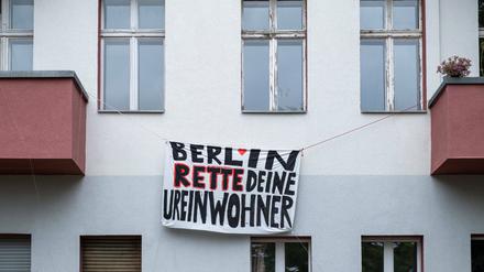 Ein Protest-Plakat hängt von einem Balkon. 
