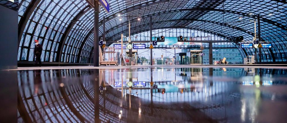 Leere im Berliner Hauptbahnhof. Nur 30 Prozent der ICE fahren.