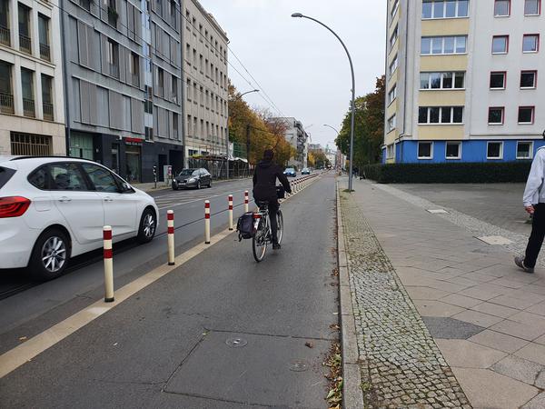 Radfahrer sind nun mit Pollern geschützt auf einem Teil der Invalidenstraße. Für Fußgänger änderte sich nichts.