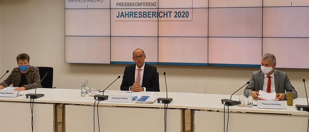 Alle Jahre wieder rügt Brandenburgs Rechnungshofpräsident Christoph Weiser (Mitte), wo das Land schlecht wirtschaftet. 