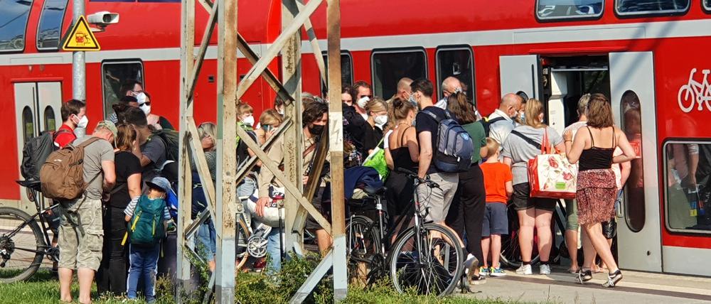 Schnappschuss am Freitag: Wegen eines "Zugtauschs" mussten Hunderte Fahrgäste in Bernau den Zug wechseln. Das Gedränge war enorm. 