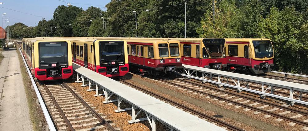 Alle Baureihen vereint: Links die neuen Züge 483 und 484. Rechts davon die gerade ausgemusterte 485 (Ost), 480 (West) und 481