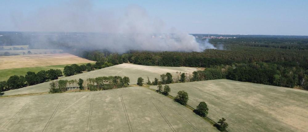 Eine gut sichtbare Rauchwolke bei Bötzow (Gemeinde Oberkrämer) kündet vom ersten großen Waldbrandereignis des Jahres.
